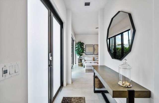 2211 Florida Boulevard Gallery 4