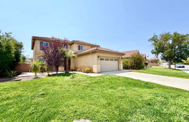 Spacious 5 Bedroom Home with Loft, Private Balcony & Large Back Yard Gallery 3