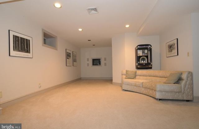 738 CANTERBURY LANE Gallery 4