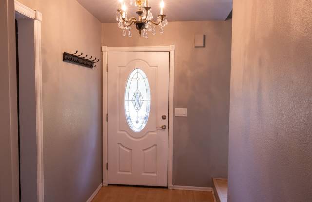 Rare Rental Opportunity: Premium 3-BR Home with Panoramic Views Gallery 3