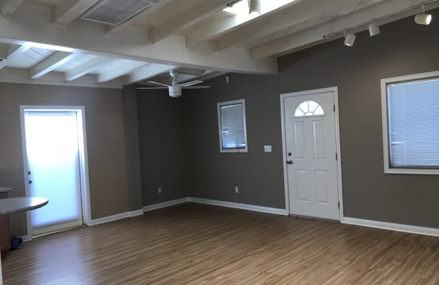21350 Avenue San Luis - 21350 Avenue San Luis, Los Angeles, CA 91364
