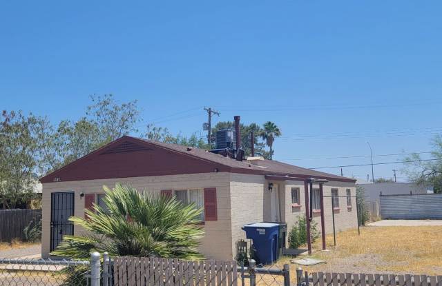 Spacious 2-Bed, 1-Bath Home | Large Shared Yard  Prime Commuter Access photos photos