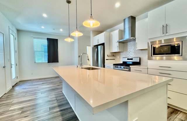 NEWER 2 BED, 2.5. BATH TOWNHOME IN BROADWAY AREA OF SACRAMENTO photos photos
