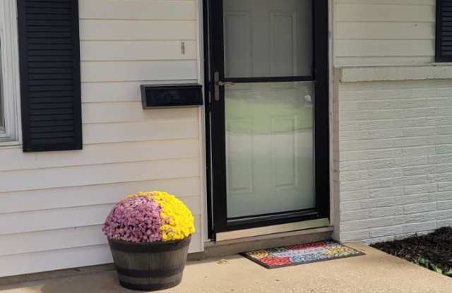 715 South Hickory Drive Gallery 2