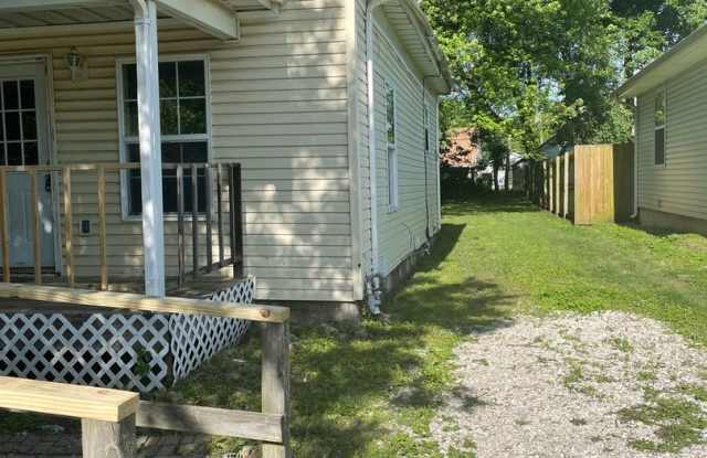 2 Bed 1 Bathroom House - 2022 North Roosevelt Avenue, Springfield, MO 65803
