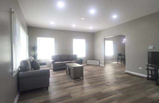 Stunning 4-Bedroom, 2 Bathroom Home photos photos