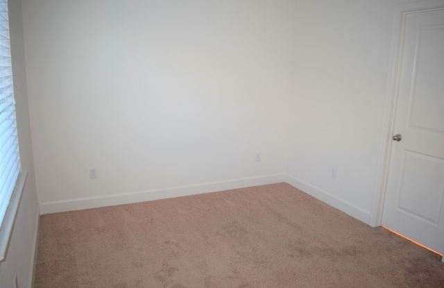 Resident Benefit Package Property - Bright 4bd/3.5ba Gallery 4