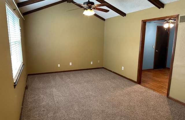 301 Southwest Redwood Drive Gallery 3