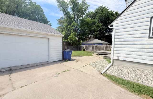 Spacious 5 Bedroom Home Across from Concordia Football Field Gallery 4