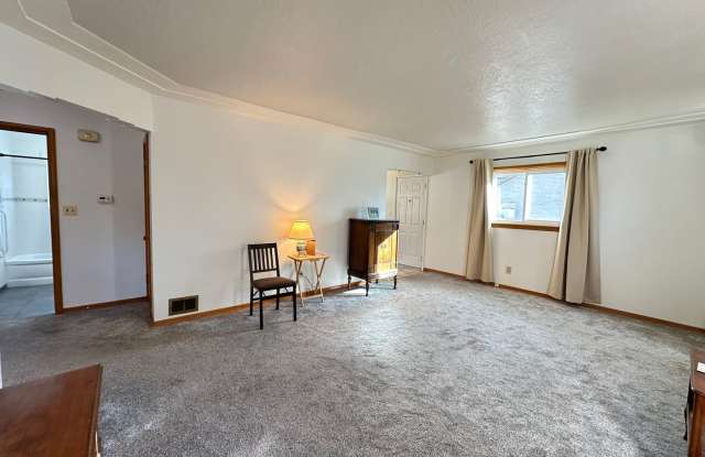 Northside 3-Bedroom Home Near Minnehaha Park & Centennial Trail Gallery 4