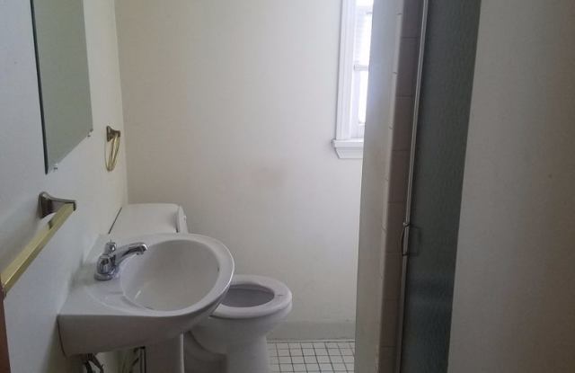 4 bedroom, 2 full bath bungalow near Cedar and Warrensville photos photos