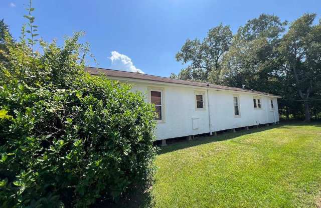 Freshly Updated 2BR Home | Screened Porch | Lawn Care Included | Gallery 4