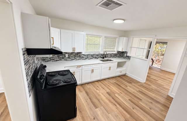 Inviting 3-Bedroom Vidor Home on a 28,837 Sq Ft Lot Gallery 4