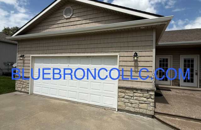 Completely renovated 3 bedroom unit with modern finishes and beautiful views. photos photos