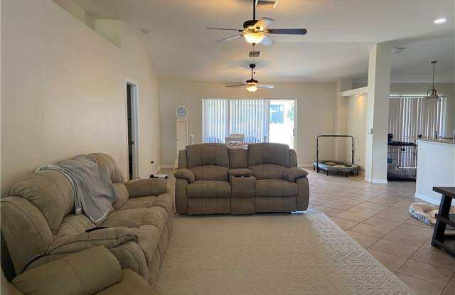 510 SW 28th Place Gallery 2