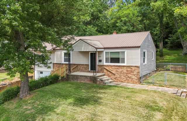 4 bedroom, 2 bath home with den and garage, close to I26 photos photos