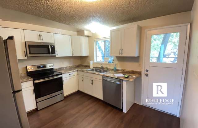 Charming Single Level Apartment in East Medford - 2250 Crater Lake Avenue, Medford, OR 97504