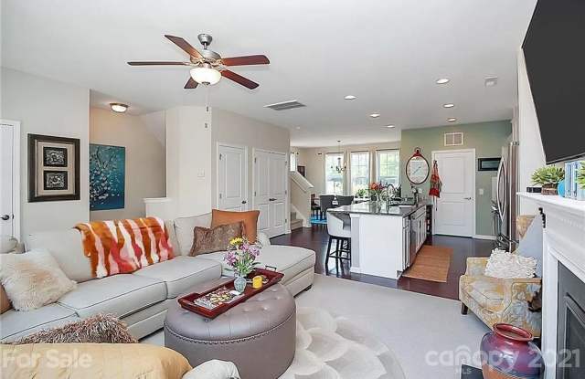 Room in 4 Bedroom Townhome at Sharon Rd W Gallery 3