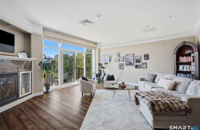 586 W Thames Street Gallery 2