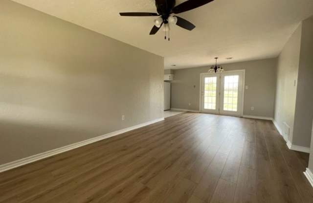 130 NE Fullerton- AVAILABLE NOW! Gallery 3