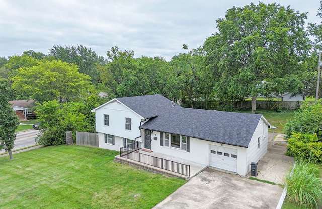 Single Family Home Centrally Located - 100 West Leslie Lane, Columbia, MO 65202