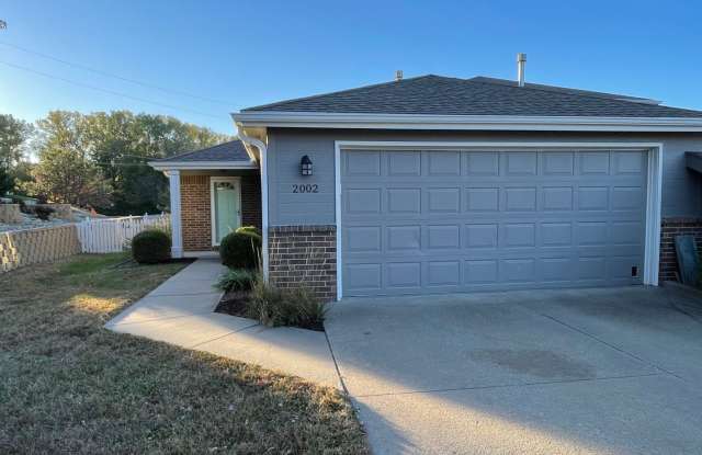 CUTE TOWN HOME ON WEST SIDE! FENCED IN YARD! photos photos
