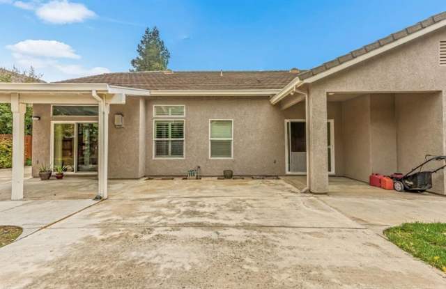 Stunning home in desirable Turlock Neighborhood Gallery 3