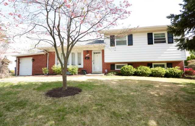 Spectacular 4 Bedroom, 3.5 SFH - Fenced Yard  Garage! photos photos