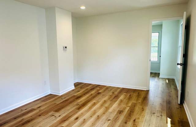 Convenient 2 BR / 1 BA Duplex Unit with Shared Front Porch Gallery 3