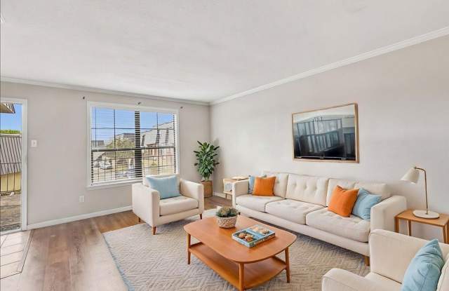 2 bedroom Condo Located in a Gated Community Gallery 3