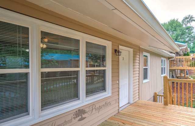 MOVE IN SPECIALS!! Renovated 3 Bedroom, 1.5 Bath Apartment on Greenbriar Circle – Johnson City, TN Gallery 3