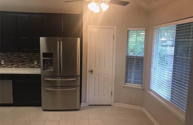 1808 White Oak Loop Gallery 3