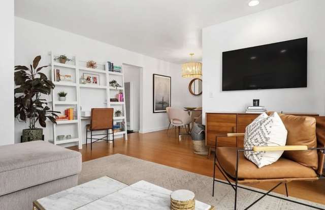 2431 3rd St Apt 9 photos photos