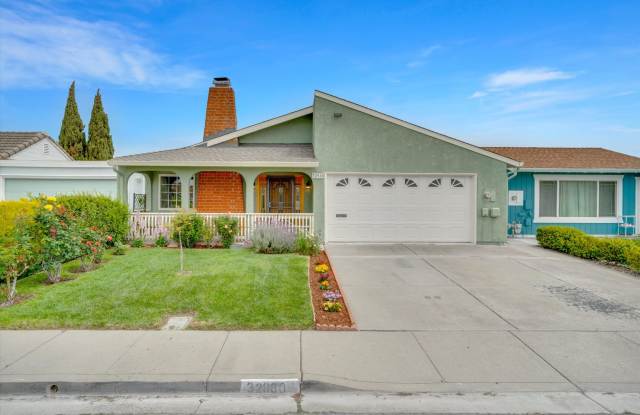 Spacious 3 Bed / 2 Bath + Separate In-Law Suite (4 Bed / 3 Bath Option!) photos photos