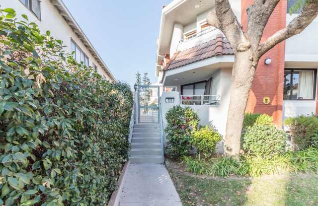 Spacious 3BR Townhouse in Glendale! Gallery 3