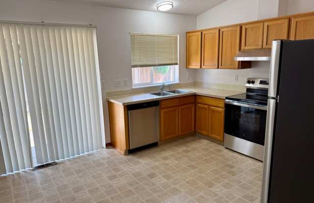 Custom Built Plex-2 Bedroom w/private back yard Gallery 4