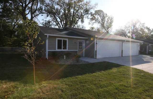 3 bedroom single story townhome for rent. photos photos