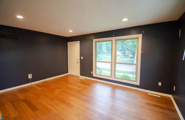 Charming NW Ranch with 2-Car Garage Gallery 3