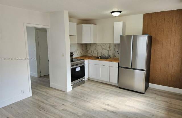 118 NW 8th Ave photos photos