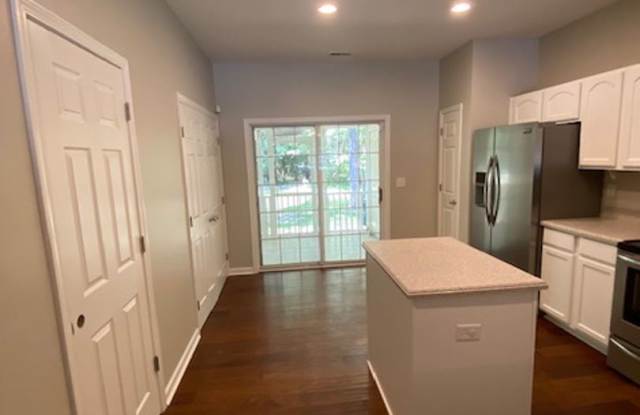 Beautiful 2Br 2.5Bath totally renovated townhome in Arbor Oaks. Gallery 4