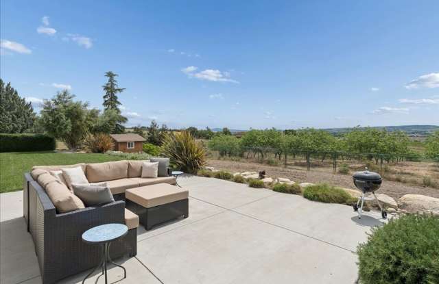 MOVE IN READY!! 4 BEDROOM 3 BATH HOME Gallery 4