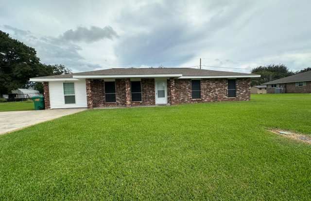 Spacious, Country Living 4 Bedroom, 2 Bath in Larose Gallery 1