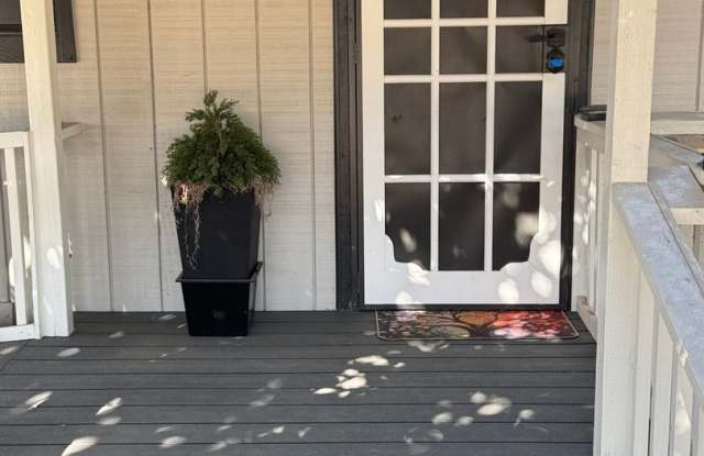 Charming 2BR House in Visalia Gallery 3