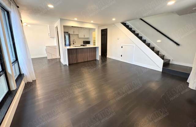 Downtown Corner Condo 1 BR - 1.5 BA Gallery 3