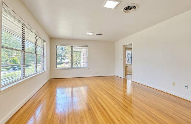 604 Bellevue Pl - large 1 story 6 bed 5 bath house with large back yard walking distance to UT. Gallery 3