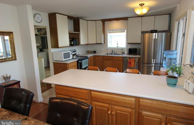200 NORTH LAKE COURT Gallery 3