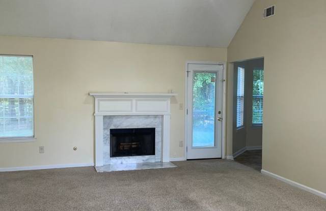 Spacious 3 Bed/2 Bath Ranch in on Quiet Well Kept Street!! Gallery 4