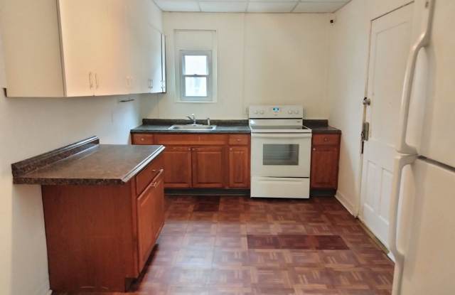 Spacious 5 Bedroom, 1 Bathroom Single-Family Home with Yard – Allentown Gallery 4