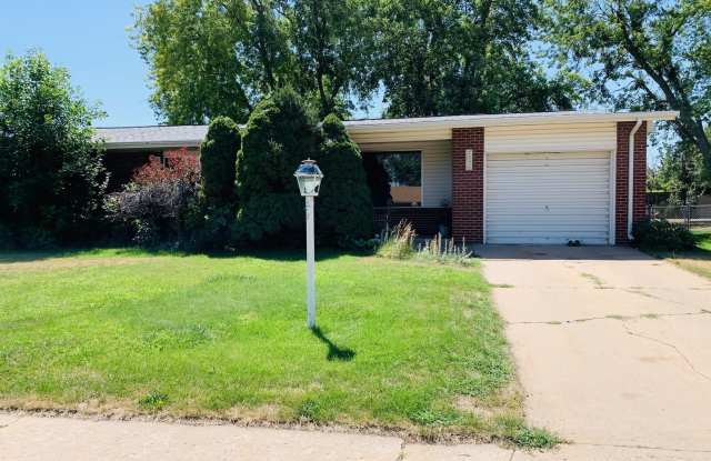 3 Bedroom, 2 Bath Ranch Home with 1 Car Attached Garage in Greeley, Colorado - 2216 12th Street, Greeley, CO 80631
