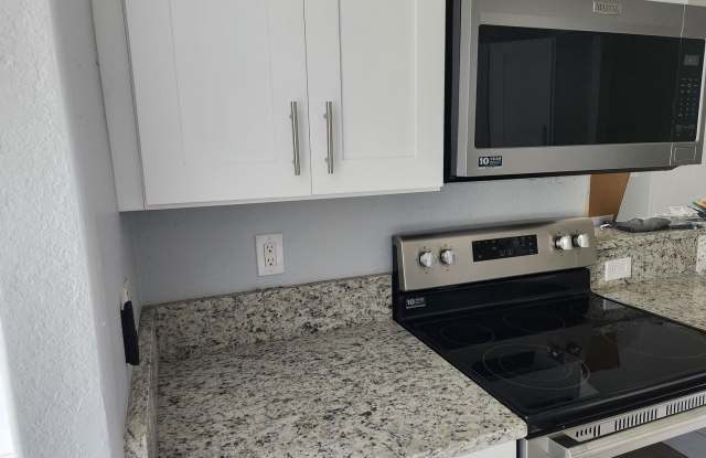 Lovely Duplex Close to Leonard Blvd Gallery 3